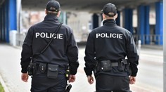 Muž na pražském sídlišti obtěžoval školačku. Pomozte policii s pátráním