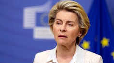 Pod von der Leyenovou se houpe židle. Europoslanci jí chtějí vyslovit nedůvěru