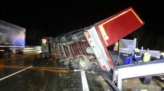 Kamion se na dálnici D1 převrátil do protisměru na auto plné dětí