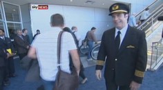 TRAVOLTA MĚNÍ PRÁCI! Vítá cestující aerolinek Qantas! VIDEO