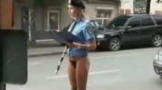 Sexy policistka odhazuje sukni