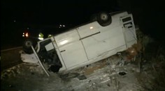 Dodávka se převrátila na střechu. Řidič zemřel, spolujezdkyně je vážně zraněná