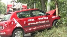 Náraz autem do stromu přežil jen s lehkým zraněním
