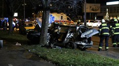 V pražském Podolí se srazilo auto s policejním vozem, 3 zranění
