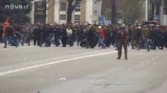 Mrtvý ministr a až 100 mrtvých při demonstraci. Demise vlády