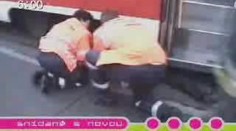 Chodec spadl v Praze pod tramvaj
