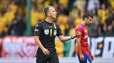 UEFA tvrdě trestala. Rozhodčí, kteří opilí ukradli značku, si dají pauzu