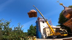Kostel svatého Bartoloměje v Žandově dostal novou věž. Váží přes patnáct tun