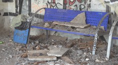 Čekárna doslova padá lidem na hlavu, v dešti riskují holý život