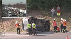 Nehoda dvou aut zablokovala D11. Hasiči se obávali výbuchu plynu