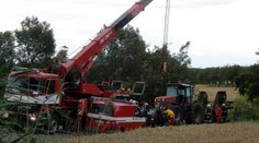 Traktor vrazil do auta. Dva zranění