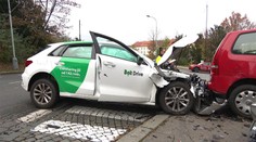 Řidič narazil do sedmi aut. Z místa utekl, i když k tomu zřejmě neměl důvod