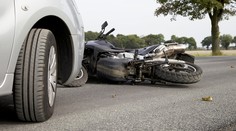 Tragická nehoda zablokovala tah na Německo. Motorkář při havárii zemřel