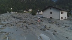 Nad vesnici Bondo na jihovýchodě Švýcarska ráno opět vzlétl vrtulník a záchranáři se pustili do pátrání po pohřešovaných. Skalní sesuv za sebou nechal děsivou spoušť. Některé obydlené domy obklopila masa bahna a kamení ze všech stran. Policie uzavřela vzd
