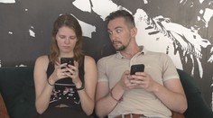 Češi jsou národem šmíráků. Nejvíce ze všech prohledávají mobil svých partnerů