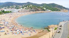 Ve Středomoří se šíří nebezpečná bakterie. Pláže se uzavírají