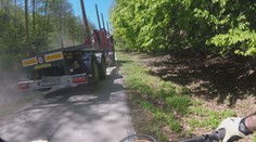 Děsivý manévr v lese! Řidič obřího kolosu minul cyklistu o vlásek. VIDEO