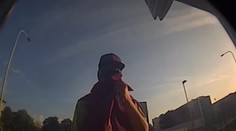 Muž v Praze ukradl platební karty a vybral 200 tisíc. Poznáváte ho?
