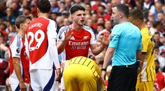 Arsenal poprvé ztratil a jeho hvězda schytala hořkou červenou, Haaland řádil