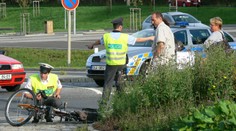 Na Plzeňsku utrpěl cyklista vážná zranění, strážník mu zachránil život