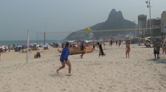 Psí nohejbalista bavil na brazilské pláži. Učil se na narozeninových balóncích