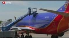 Američané kontrolují boeingy. LETADLO MĚLO V TRUPU DÍRU!