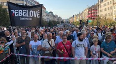 Česko si připomíná výročí okupace! V Praze vyrazil průvod na Hrad