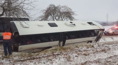 Po nehodě autobusu je několik dětí stále v nemocnici. Řidiče prověřuje policie