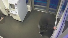 Muž měl v Praze přepadnout banku a odnést stovky tisíc korun. Hrozí mu 10 let