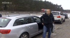 Bavorská policie rozdává řidičům letáky. V češtině