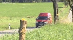 Pachové ohradníky u silnic se osvědčily. Jenomže zahrádkáři je rozkrádají!
