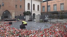 Před Karlovou univerzitou uklízejí svíčky po pietní akci