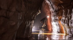 Na létajícím prkně se vydal do podzemní jeskyně. Ve 30 metrech urazil 34 kilometrů