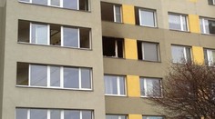 Na pražském Chodově hořel byt. Hasiči z něj zachránili ženu