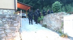 Muž děsil sousedy pistolí, pak střílel a skrýval se v rouře!