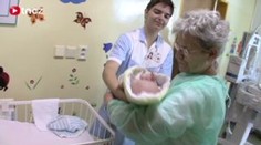 Seniorky šijí pro nedonošená miminka. Teď je navštívily osobně