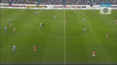 OBLIČEJ NA MADĚRU! Fotbalista si spletl soupeřovu hlavu s míčem