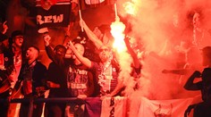 Vyhrocená rvačka mezi ultras PSG a fanoušky Newcastlu. Židle létaly okny