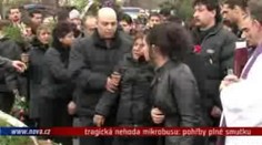 VIDEO: Tragická nehoda mikrobusu: pohřby plné smutku