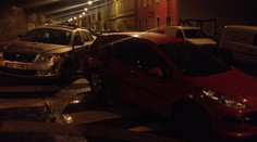 Opilá řidička mu nabourala auto, přejela nohu a napadla policisty