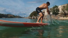 Paddleboarding vede v popularitě mezi vodními sporty. Nemusíte zůstávat jen na jezeře