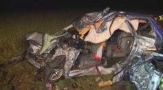 Řidič předjížděl kolonu, nestihl se zařadit zpět. Střet s traktorem nepřežil