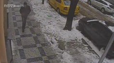 Prodavači mají STRACH! Ozbrojený lupič jim míří na hlavu a chce peníze