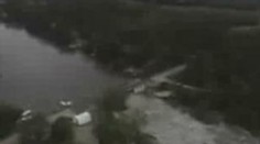 VIDEO: V Iowě se protrhla přehrada, voda zničila stovky budov