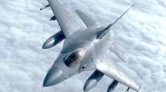 Stíhačka F-16 si poničila motor. Letěla v sopečném oblaku