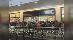 VIDEO z Prahy: Když obchod nabídne povánoční slevy, lidé chytají nákupní horečku