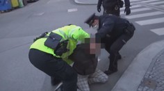 Plačící děti, zakleknutí rodiče. Zásahy strážníků vyvolávají kritiku. ANKETA