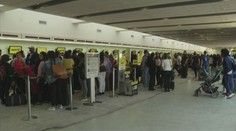 Aerolinky zrušily 9 letů. Na letišti se strhla velká bitka. VIDEO