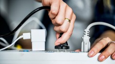 Češi se naučili šetřit energiemi: Klesá spotřeba elektřiny i plynu
