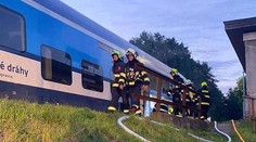 Požár zachvátil vlak na Děčínsku. Hasiči evakuovali 17 cestujících